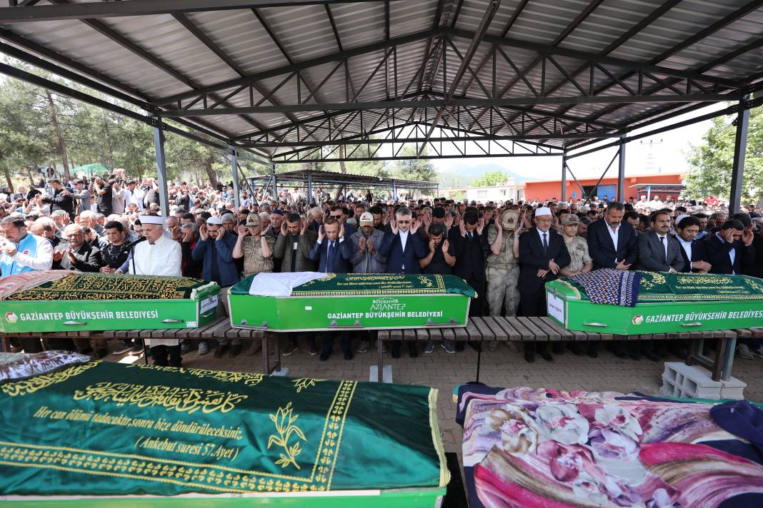 Gaziantep’ten yürek yakan fotoğraf! Yan yana toprağa verildiler 4